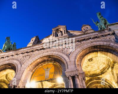 Di notte, facciata sud, archi sopra l'ingresso, Sacre Coeur, Montmartre, Parigi, Francia, Europa, UE. Foto Stock