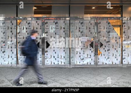 Berlino, Germania. 1 ottobre 2024. Un passante passeggia davanti alle finestre di fronte al quartiere 207, che ospitava l'ex grande magazzino Galeries Lafayette. Il Senato di Berlino dovrebbe decidere sul futuro dell'edificio vacante della Fayette su Friedrichstrasse entro la fine dell'anno. L'idea di spostare la Biblioteca centrale e regionale di Berlino (ZLB) nell'edificio è in discussione dal Senatore per la Cultura. Crediti: Sebastian Gollnow/dpa/Alamy Live News Foto Stock