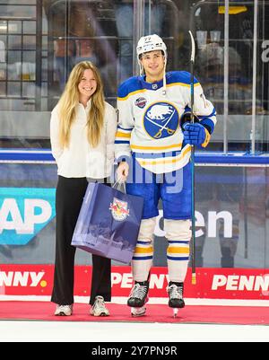 John Jason JJ Peterka Ehrung dopo l'amichevole del Global Series Challenge EHC RB MUENCHEN - BUFFALO SABERS 0-5 al SAP Garden di Monaco, Germania, 27 settembre 2024. Stagione 2024/2025, giorno della partita x, fotografo: Peter Schatz Foto Stock