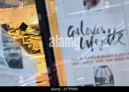 Berlino, Germania. 1 ottobre 2024. Resti di mobili e scaffali si trovano nel quartiere 207, dove si trovava l'ex grande magazzino Galeries Lafayette. Il Senato di Berlino dovrebbe decidere sul futuro dell'edificio vacante della Fayette su Friedrichstrasse entro la fine dell'anno. L'idea di far trasferire la Biblioteca centrale e regionale di Berlino (ZLB) nell'edificio è in discussione dal Senatore per la Cultura. Crediti: Sebastian Gollnow/dpa/Alamy Live News Foto Stock