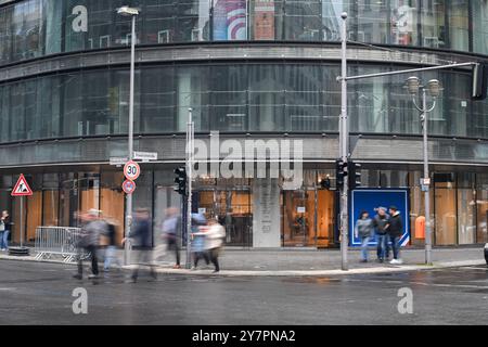 Berlino, Germania. 1 ottobre 2024. Passanti a piedi di fronte al quartiere 207, che ospitava l'ex grande magazzino Galeries Lafayette. Il Senato di Berlino dovrebbe decidere sul futuro dell'edificio vacante della Fayette su Friedrichstrasse entro la fine dell'anno. L'idea di far trasferire la Biblioteca centrale e regionale di Berlino (ZLB) nell'edificio è in discussione dal Senatore per la Cultura. Crediti: Sebastian Gollnow/dpa/Alamy Live News Foto Stock