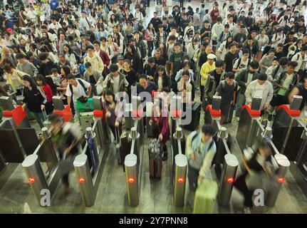 Pechino, Cina. 1 ottobre 2024. Una foto scattata il 1° ottobre 2024 mostra i passeggeri che effettuano il check-in alla stazione ferroviaria di Hengyang East a Hengyang, nella provincia di Hunan della Cina centrale. Martedì segna il primo giorno della festa nazionale cinese. Secondo China State Railway Group Co., Ltd, la Cina dovrebbe vedere 175 milioni di viaggi ferroviari durante la corsa di 10 giorni, che va dal 29 settembre all'8 ottobre Crediti: Cao Zhengping/Xinhua/Alamy Live News Foto Stock