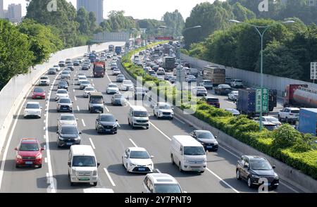 Pechino, provincia cinese del Guangdong. 1 ottobre 2024. I veicoli si spostano su una superstrada cittadina a Guangzhou, nella provincia cinese del Guangdong, 1 ottobre 2024. Martedì segna il primo giorno della festa nazionale cinese. Secondo China State Railway Group Co., Ltd, la Cina dovrebbe vedere 175 milioni di viaggi ferroviari durante la corsa di 10 giorni, che va dal 29 settembre all'8 ottobre Crediti: Lu Hanxin/Xinhua/Alamy Live News Foto Stock