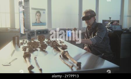 Laboratorio archeologico avanzato: L'archeologo in visore VR studia l'antico scheletro utilizzando la realtà aumentata. Animazione VFX del display olografico con assistente potenziato dall'IA e modello 3D di Neanderthal. Foto Stock