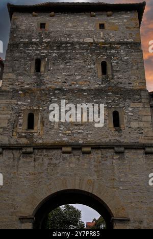 Ingresso meridionale al Kaiserpfalz, il palazzo più grande e importante del Sacro Romano Impero, costruito alla fine del 1100 da Freidrich i Barbarossa a Bad Wimpfen, Baden-Württemberg, Germania. Questa entrata, la porta Hohenstaufen, l'arco Hohenstaufentor o Schwibbogen, è l'unica porta superstite del palazzo. Foto Stock