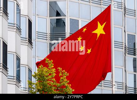 Berlino, Germania. 1 ottobre 2024. La bandiera della Repubblica Popolare Cinese vola di fronte all'edificio dell'ambasciata cinese a Jannowitzbrücke. Credito: Soeren Stache/dpa/Alamy Live News Foto Stock