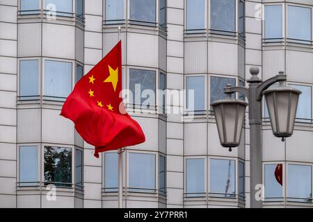 Berlino, Germania. 1 ottobre 2024. La bandiera della Repubblica Popolare Cinese vola di fronte all'edificio dell'ambasciata cinese a Jannowitzbrücke. Credito: Soeren Stache/dpa/Alamy Live News Foto Stock