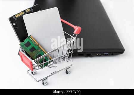 Vista chiusa delle parti del computer in un carrello. Concetto di aggiornamento del computer laptop Foto Stock