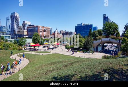 Main Lawn, visto da sud-ovest, si affaccia su Little Island, un'isola artificiale creata su pali di cemento al molo 55 di New York sul fiume Hudson. Foto Stock