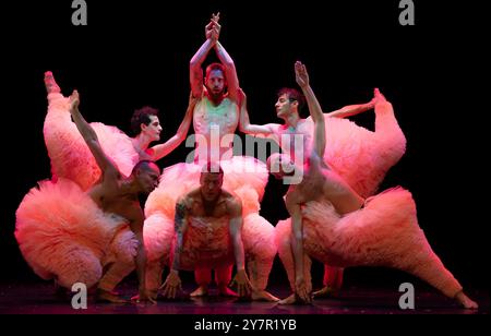 Sadlers Wells Peacock Theatre, Londra, Regno Unito. 30 settembre 2024. Chicos Mambo, TUTU (1-5 ottobre). Coreografata da Philippe Lafeuille, questa nuova e giocosa prospettiva rompe gli stereotipi e rende la danza accessibile a al. TUTU prende in giro con amore l'abito più classico, mentre gli artisti parodia abilmente più di 40 personaggi, coprendo tutto, dal balletto classico alla danza contemporanea. Il pubblico viene trattato con una versione hip-hop di Swan Lake e un'interpretazione goffa di Dirty Dancing, mentre il cast distorce le aspettative, pur mantenendo il più alto livello di performance. Crediti: Malcolm Park/Alamy Foto Stock