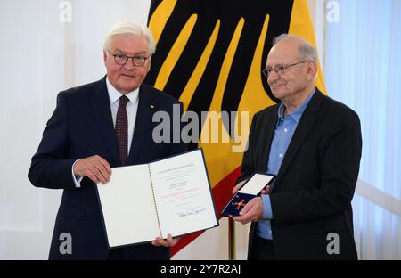 Berlino, Germania. 1 ottobre 2024. Dan Diner di Berlino e Tel Aviv (Israele) è insignito dell'ordine al merito della Repubblica Federale tedesca dal presidente federale Frank-Walter Steinmeier al Palazzo Bellevue. In occasione della giornata dell'unità tedesca, il presidente federale Steinmeier onora 28 cittadini con l'ordine al merito della Repubblica federale di Germania. Le 13 donne e i 15 uomini hanno dimostrato un notevole impegno nei confronti dei valori della democrazia. Crediti: Bernd von Jutrczenka/dpa/Alamy Live News Foto Stock