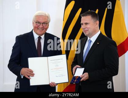 Berlino, Germania. 1 ottobre 2024. Gerit Höhle aus Bissendorf (Niedersachsen) Wird von Bundespräsident Frank-Walter Steinmeier im Schloss Bellevue der Verdienstorden der Bundesrepublik Deutschland verliehen. Bundespräsident Steinmeier zeichnet zum Tag der Deutschen Einheit 28 Bürgerinnen und Bürger mit dem Bundesverdienstkreuz aus. Die 13 Frauen und 15 Männer setzen sich in herausragender Weise für die Werte der Demokratie ein. Crediti: Bernd von Jutrczenka/dpa/Alamy Live News Foto Stock