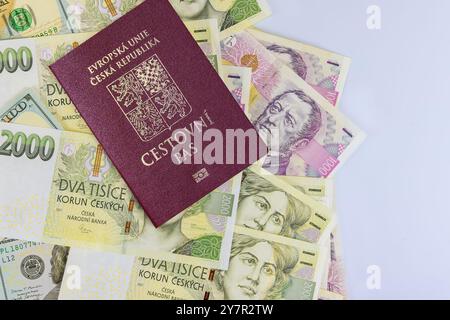 I cittadini cechi sperimentano l'inflazione, investono i loro risparmi acquistando dollari negli Stati Uniti utilizzando i loro passaporti cechi Foto Stock