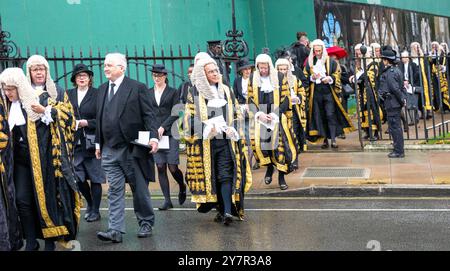 Londra, Regno Unito. 1 ottobre 2024. I giudici lasciano il servizio dell'abbazia di Westminster per l'inizio del nuovo anno legale, guidato dal Lord Chief Justice e dal Lord Cancelliere, credito: Ian Davidson/Alamy Live News Foto Stock