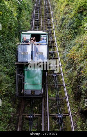 Lynton and Lynmouth Cliff Railway, una funicolare alimentata ad acqua, costruita nel 1888. Devon, Regno Unito. Foto Stock
