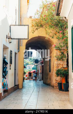 Strada stretta con arco nella località di villeggiatura di Krk, isola di Krk, Croazia. Foto Stock