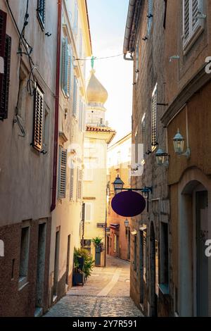 Strada stretta della città vecchia di Krk. Isola di Krk, Croazia. Foto Stock