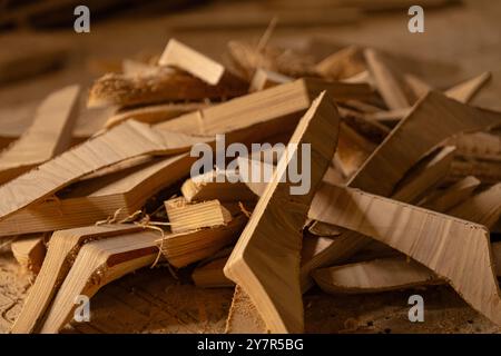 frammenti di compensato in un'officina di mobili. Foto di alta qualità Foto Stock