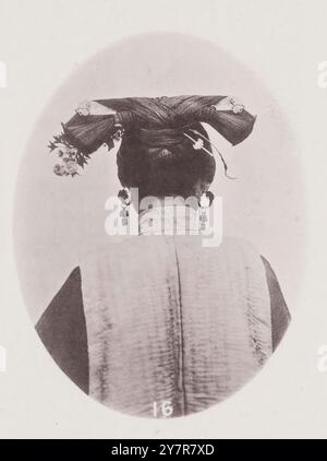 Coiffure femminile cinese. Questa foto rappresenta la coiffure di matrons manciù o tartaro sposati. La base del dispositivo è costituita da una striscia piatta di legno, avorio o metallo prezioso lungo circa un piede. Metà dei veri capelli di chi lo indossa viene raccolto e attorcigliato in fasce larghe intorno a questo supporto, che viene quindi appoggiato sul retro della testa. Foto Stock