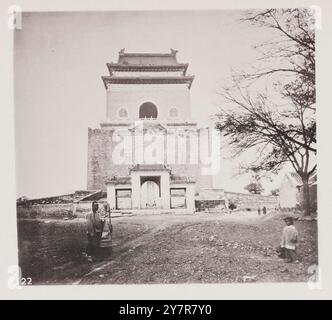 Foto d'epoca del Campanile di Pechino. La torre campanaria di Pechino, o Zhonglou, si trova dietro la torre del tamburo. Insieme, la torre campanaria e la torre del tamburo offrono vedute panoramiche sul centro di Pechino. Prima dell'era moderna, entrambe le torri dominavano lo skyline di Pechino. Foto Stock