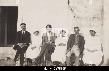 Campagna contro il vaiolo Dawaimeh-Hebron in Palestina, gennaio - febbraio 1922: Ufficiali medici governativi e infermieri. Foto Stock