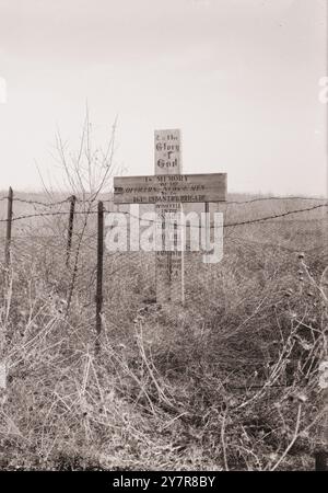 Fotografia d'epoca delle tombe dei soldati britannici (la tomba dei soldati britannici e degli ufficiali della 161a brigata di fanteria cadde nella prima battaglia di Gaza il 1917 marzo). Palestina meridionale. 1917-1920 la prima battaglia di Gaza fu combattuta il 26 marzo 1917 durante il primo tentativo della forza di spedizione egiziana (EEF) di invadere la regione meridionale della Palestina nell'Impero ottomano durante la campagna del Sinai e della Palestina della prima guerra mondiale. Foto Stock