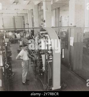 Fotografia d'epoca di stampa di francobolli su rotativa, gomme e asciugatura, Bureau of Printing and Engraving, Washington, D. C. USA. 1917 Foto Stock