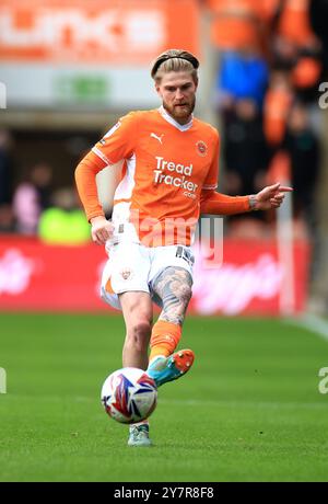 Hayden Coulson del Blackpool passa il pallone durante la partita Sky Bet League One a Bloomfield Road, Blackpool. Data foto: Sabato 28 settembre 2024. Foto Stock