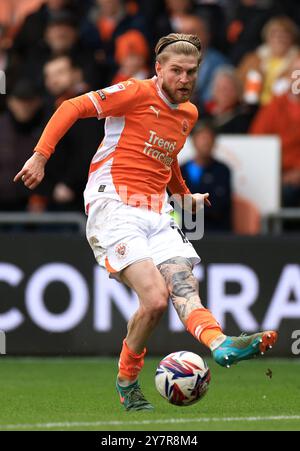 Hayden Coulson del Blackpool passa il pallone durante la partita Sky Bet League One a Bloomfield Road, Blackpool. Data foto: Sabato 28 settembre 2024. Foto Stock