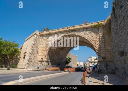 Le mura della città di Heraklion, vista della porta della Canea, parte delle mura veneziane pesantemente fortificate che racchiudono la città vecchia di Heraklion, Creta Foto Stock