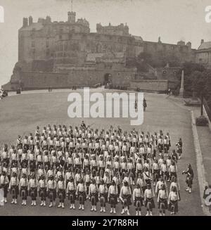 Foto d'epoca del castello di Edimburgo. Gordon Highlanders prima di partire per la guerra in Sudafrica. Gran Bretagna. 1900 Foto Stock