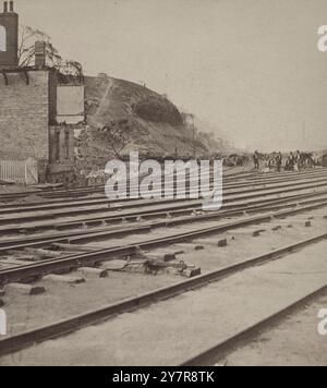 Foto d'epoca della guerra delle ferrovie a Pittsburgh, dal 21 al 22 luglio 1877. Denny's Curve di fronte alla 33a strada, all'estremità esterna del Fire, Pittsburgh, Pennsylvania. STATI UNITI. 1877 lo sciopero ferroviario di Pittsburgh avvenne a Pittsburgh, Pennsylvania, come parte del Great Railroad Strike del 1877. Fu uno dei tanti incidenti di scioperi, disordini sindacali e violenze in città in tutti gli Stati Uniti, tra cui diversi in Pennsylvania. Altre città che si trovavano a fronteggiare simili disordini includevano Filadelfia, Reading, Shamokin e Scranton. Gli incidenti hanno fatto seguito a ripetute riduzioni salariali e talvolta a aumenti del carico di lavoro di Foto Stock