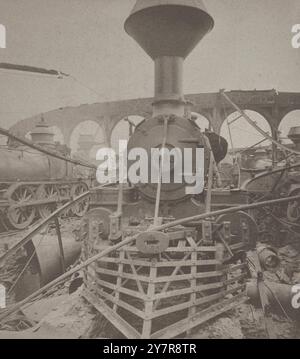 Foto d'epoca della guerra delle ferrovie a Pittsburgh, dal 21 al 22 luglio 1877. Interno della Upper Round House, Pittsburgh, Pennsylvania. STATI UNITI. 1877 lo sciopero ferroviario di Pittsburgh avvenne a Pittsburgh, Pennsylvania, come parte del Great Railroad Strike del 1877. Fu uno dei tanti incidenti di scioperi, disordini sindacali e violenze in città in tutti gli Stati Uniti, tra cui diversi in Pennsylvania. Altre città che si trovavano a fronteggiare simili disordini includevano Filadelfia, Reading, Shamokin e Scranton. Gli incidenti hanno fatto seguito a ripetute riduzioni salariali e talvolta a aumenti del carico di lavoro da parte delle compagnie ferroviarie, durante un periodo di Foto Stock