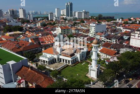 Penang, Malesia - 31 dicembre 2023: Vista aerea della moschea Masjid Kapitan Keling, costruita nel XIX secolo da commercianti musulmani indiani. Foto Stock