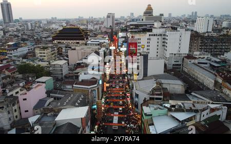 Bangkok, Thailandia - 24 febbraio 2024: Vista aerea di Yaowarat Road con cartelli colorati nella vivace China Town, conosciuta per la scena del cibo di strada. Foto Stock