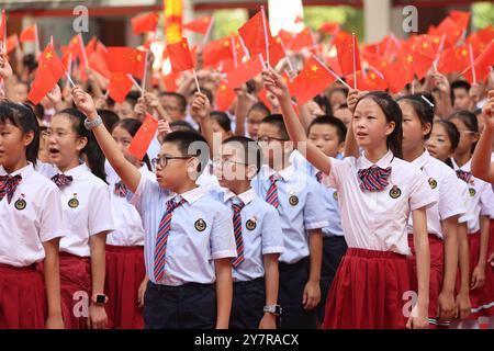 Pechino, la provincia cinese del Fujian. 1 ottobre 2024. Gli studenti cantano un coro in una scuola di Xiamen, nella provincia del Fujian, nel sud-est della Cina, 1 ottobre 2024. Il 75° anniversario della fondazione della Repubblica popolare cinese è stato osservato martedì in vari modi in tutto il paese . Crediti: Zeng Demeng/Xinhua/Alamy Live News Foto Stock