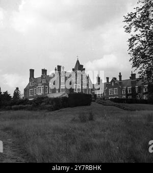 BAGSHOT PARK, PER ESSERE IL NUOVO ROYAL BRIDAL HOMEBagshot Park, sede del defunto duca di Connaught, è stato scelto come nuova casa della principessa Elisabetta. La tenuta è nota per i suoi giardini, in particolare i rododendri e le azalee. È stato scoperto che il Sunninghill Park, la selezione originale, era troppo gravemente danneggiato dal fuoco per essere riparato in tempo. Spettacoli fotografici: Vista scattata dal terreno sul retro della nuova casa nuziale della principessa Elisabetta. Settembre 1947 Foto Stock