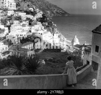 Una donna ammira la splendida vista della costiera amalfitana, durante la passeggiata verso il villaggio di Positano, Italia.17 febbraio 1965 Foto Stock