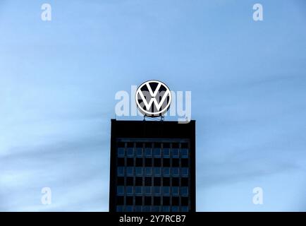 Volkswagen VW Logo auf dem Markenhochaus der Konzernzentrale a Wolfsburg, 29.09.2024. Der Volkswagen-Konzern Hat für die deutschen Werke Sparmaßnahmen angekündigt. Wolfsburg Niedersachsen Deutschland *** logo Volkswagen VW sulla torre del marchio presso la sede del gruppo a Wolfsburg, 29 09 2024 il gruppo Volkswagen ha annunciato misure di riduzione dei costi per i suoi stabilimenti tedeschi Wolfsburg bassa Sassonia Germania Foto Stock