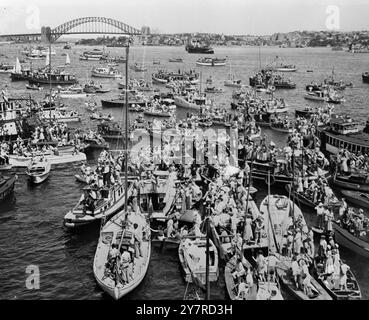 MIGLIAIA DI PICCOLE IMBARCAZIONI SI SONO RIUNITE NEL PORTO DI SYDNEY PER SALUTARE LA REGINA E IL DUCA DI EDIMBURGO. Queste foto originali sono appena arrivate a Londra. 8,2.54. Milioni di australiani si sono riuniti per salutare sua Maestà la Regina e il Duca di Edimburgo al loro arrivo in Australia. Molti degli "australiani" avevano dormito per le strade e altri spazi aperti in attesa di salutare la coppia reale quando sono arrivati sotto. Spettacoli fotografici - i milioni di varie imbarcazioni riunite nel porto di Sydney in attesa dell'arrivo del Royal Tour Liner, Gothic, questa mattina. Foto Stock