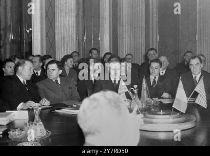 I BIG FOUR SI INCONTRANO PER LA PRIMA VOLTA A BERLINO EST. 1,2.54. I.N.P. foto mostra M. Molotov, centro, con la delegazione russa al primo giorno della conferenza della seconda settimana a Unter den Linden, Berlino Est. EM 74330. Foto di notizie internazionali. Foto Stock