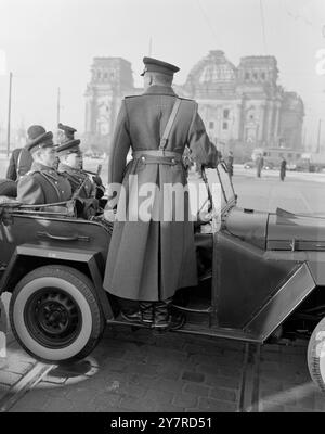 I BIG FOUR SI INCONTRANO PER LA PRIMA VOLTA A BERLINO. 1,2.54. Guardie dell'esercito rosso russo alla porta di Brandeburgo. Foto Stock