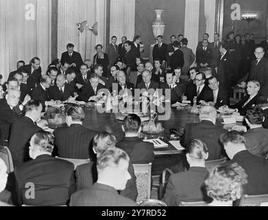 I BIG FOUR SI INCONTRANO PER LA PRIMA VOLTA A BERLINO. 1,2.54. I.N.P. foto mostra una visione generale del tavolo della conferenza in Soviet Unter den Linden, Berlino Est, dove i Big Four si sono incontrati per la prima volta oggi, nel loro primo giorno della sessione della seconda settimana. Da sinistra a destra: Dulles al centro della delegazione americana, Bidault a capo della delegazione francese, Eden tra i delegati inglesi. I delegati russi hanno le spalle alla telecamera. FOTO I.N.P. EM/74326B.. Foto di notizie internazionali. Foto Stock