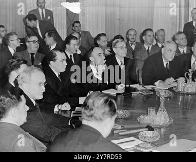 I BIG FOUR SI INCONTRANO PER LA PRIMA VOLTA A BERLINO EST. 1,2.54. I.N.P. foto mostra la delegazione russa e americana al tavolo di conferenza all'inizio della sessione odierna presso l'ambasciata sovietica, Unter den Linden, Berlino Est. Primo giorno dei grandi quattro incontri della seconda settimana che si tengono lì. Da sinistra a destra: Molotov, consigliere principale; Zarubin, centro senza nome; alto Commissario Conant; Dulles. EM/74326G. Foto di notizie internazionali. Foto Stock