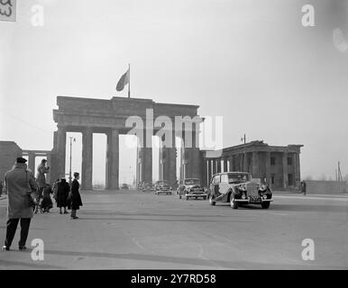 I BIG FOUR SI INCONTRANO PER LA PRIMA VOLTA A BERLINO. 1,2.54. Rolls Royce del signor Anthony Eden passando attraverso la porta di Brandeburgo. Foto Stock