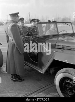 I BIG FOUR SI INCONTRANO PER LA PRIMA VOLTA A BERLINO. 1,2.54. Guardie dell'esercito rosso russo alla porta di Brandeburgo. Foto Stock