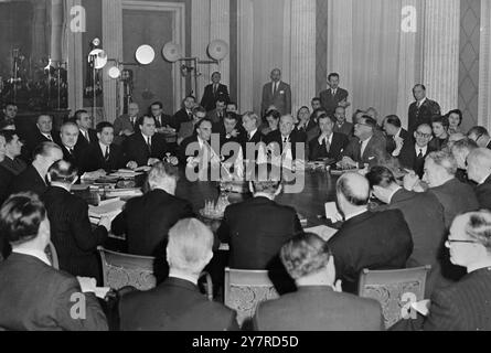 I BIG FOUR SI INCONTRANO PER LA PRIMA VOLTA A BERLINO EST. 1,2.54. I.N.P.: Foto: Vista generale del tavolo della conferenza all'Ambasciata sovietica, Unter den Linden, Berlino Est, dove i Big Four si sono incontrati per la prima volta oggi, il loro primo giorno della seconda settimana di sessione. Da sinistra a destra: La delegazione russa con Molotov si è rivolta alla telecamera KEMAKER, la delegazione americana con Dulles che guarda la telecamera, Bidault in parte nascosto tra i delegati francesi. Delegazione inglese con Eden di nuovo alla telecamera. Immagine I.N.P. EM 74326a. Foto di notizie internazionali. Foto Stock