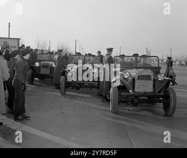 I BIG FOUR SI INCONTRANO PER LA PRIMA VOLTA A BERLINO. 1,2.54. Guardie dell'esercito rosso russo alla porta di Brandeburgo. Foto Stock