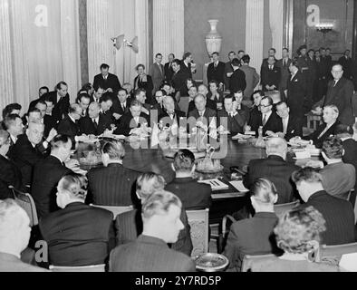 I BIG FOUR SI INCONTRANO PER LA PRIMA VOLTA A BERLINO EST. 1,2.54. Foto I.N.P. mostra: Una visione generale del tavolo del convegno; estrema sinistra Dulles, con la delegazione americana, centro Bidault con delegazione francese, destra Iden con la delegazione britannica. Tornando alla telecamera, la delegazione russa guidata da M. Molotov ha visto il secondo da destra. La sessione di oggi si è tenuta presso l'ambasciata sovietica, Unter den Linden. 25I.H. 74330. Foto di notizie internazionali. Foto Stock