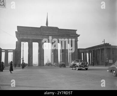 I BIG FOUR SI INCONTRANO PER LA PRIMA VOLTA A BERLINO. 1,2.54. La cadillac francese di Georges Bidault passa attraverso la porta di Brandeburgo. Foto Stock